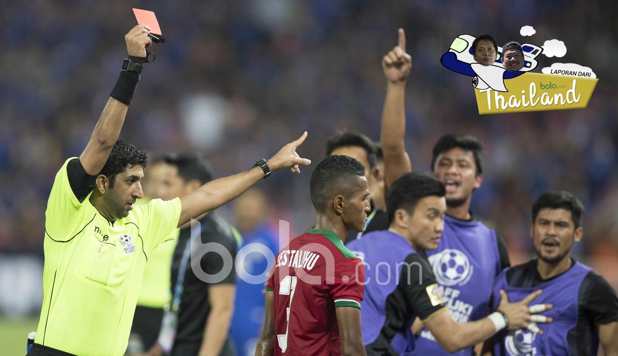 Pemain Timnas Indonesia, Abduh Lestaluhu diusir wasit pada laga final leg kedua Piala AFF 2016 di Thailand, (17/12/2016). (Bola.com/Vitalis Yogi Trisna)