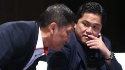 Ketua Umum PSSI, Erick Thohir (kanan) berbincang dengan Direktur Utama PT Liga Indonesia Baru (LIB), Ferry Paulus saat acara konferensi pers Liga 1 2023/2024 di SCTV Tower, Senayan, Jakarta Pusat, Kamis (15/6/2023). (Bola.com/Bagaskara Lazuardi)