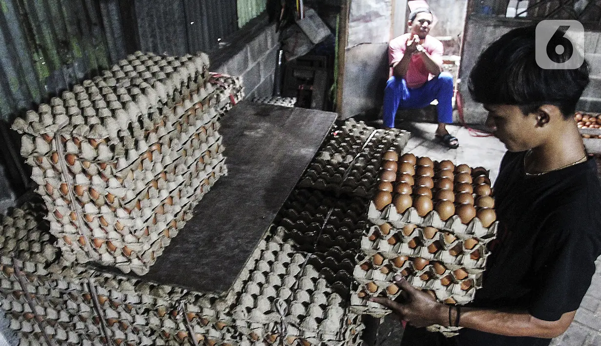 Penjual merapikan telur ayam di toko kawasan Cirendeu, Jakarta Selatan, Selasa (7/6/2022). Berdasarkan harga rata-rata nasional PIHPS, harga telur ayam naik Rp 200 menjadi Rp 28.750 per kg. (Liputan6.com/Johan Tallo)