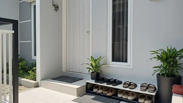 Teras Sederhana dengan Zona Alas Kaki yang Jelas
