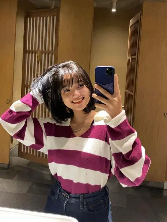 Fuji pun lalu mengunggah beberapa selfie dengan rambut baru tersebut dan membandingkan dengan mendiang Vanessa Angel dengan rambut pendek serupa. (Instagram/fuji_an).