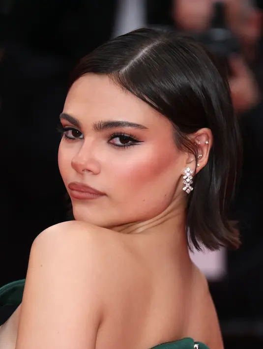 Aktris Amerika Ariana Greenblatt tampil memukau dengan sepasang anting bertahtakan berlian, dua cincin berlian eternity, dan cincin solitaire yang menampilkan zamrud berbentuk oval 3,15 karat dan bertahtakan berlian brilliant, semuanya bertahtakan emas putih 18 karat, semuanya dari Koleksi Haute Joaillerie. [Chopard]