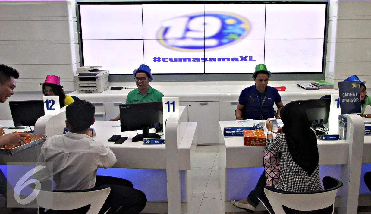 Operator seluler XL saat melayani informasi pelanggan saat Syukuran HUT XL ke-19 DI Jakarta, Kamis (8/10/2015). HUT  XL menjadi trending topic di Indonesia pada urutan pertama dengan tagar #19thBersama. (Liputan6.com/Immanuel Antonius)