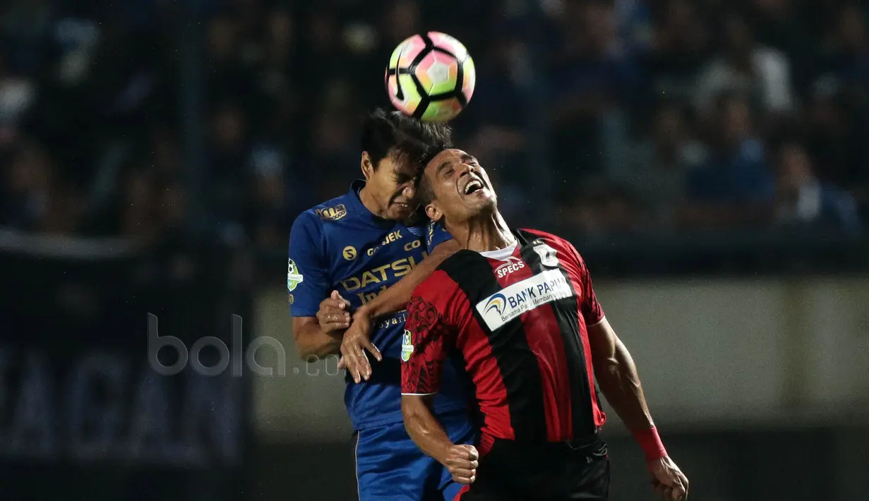Pemain Persib Bandung, Achmad Juprianto (kiri) berduel dengan pemain Persipura Jayapura, Addison Oliveira pada lanjutan Liga 12017 di Stadion GBLA, Bandung, Minggu (7/5/2017). Persib menang 1-0. (Bola.com/Nicklas Hanoatubun)