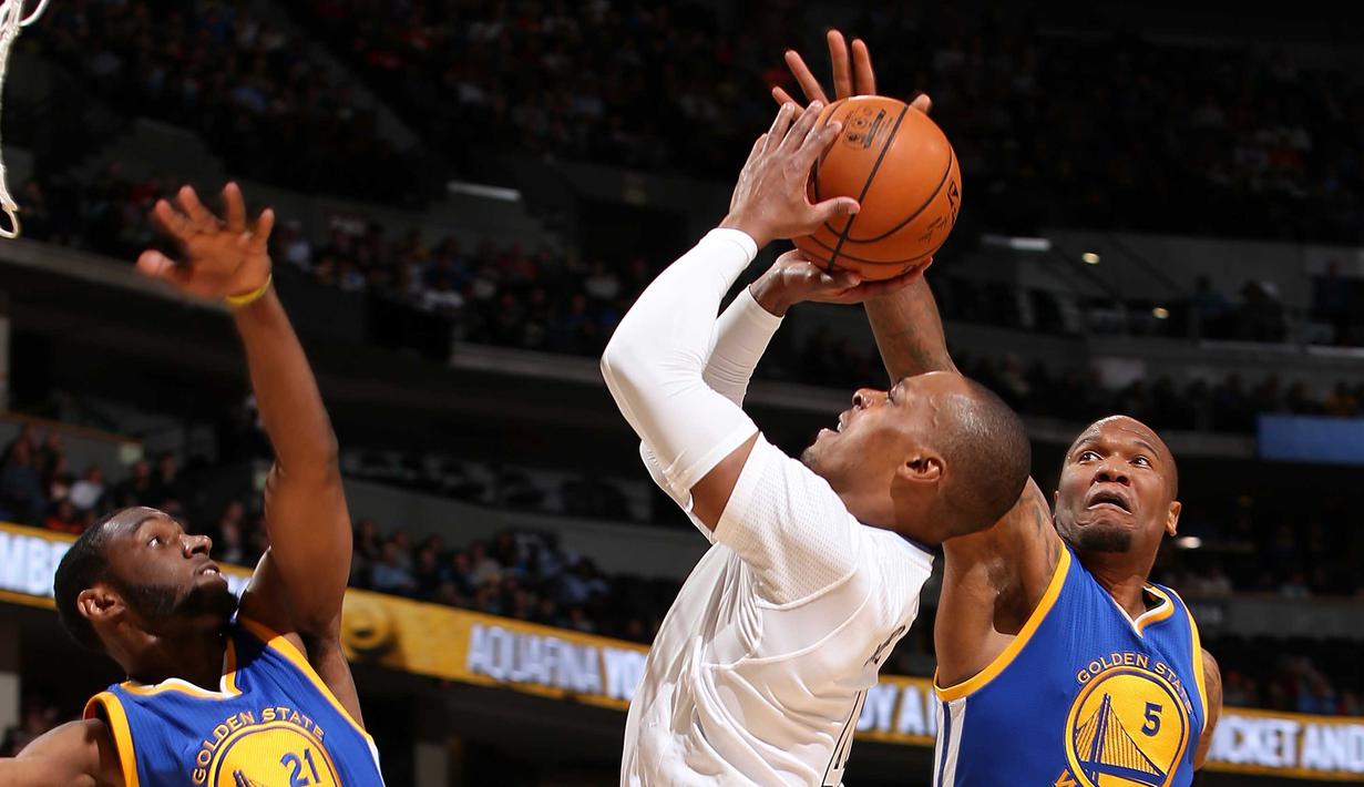 Pemain Denver Nuggets, Randy Foye #4 melakukan tembakan saat dihalau para pemain Golden State Warriors  pada lanjutan NBA 2015-2016 di Pepsi Center, Minggu, (23/11/2015) (AFP Photo/ Doug Pensinger/Getty Images/AFP)