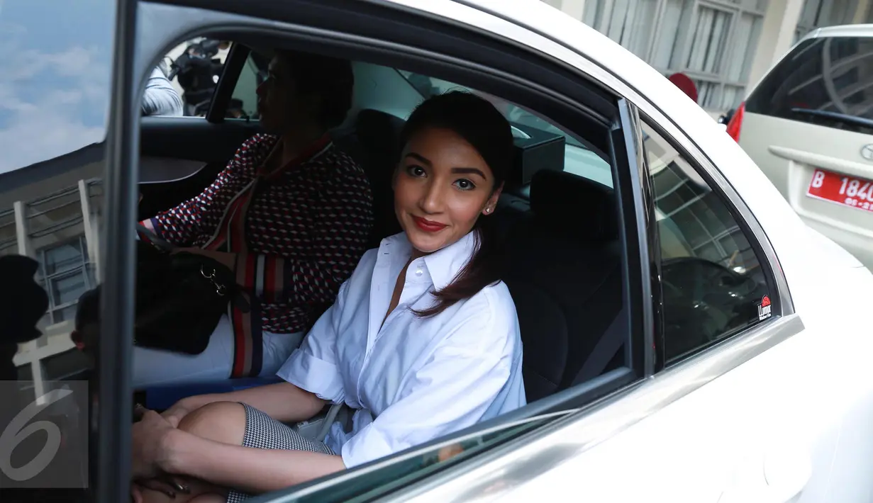 Tsania Marwa usai mengadukan masalahnya ke Komisi Perlindungan Anak Indonesia (KPAI), Jakarta, Selasa (2/5). (Liputan6.com/Herman Zakharia)
