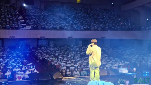 Interaksi Kim Seon Ho Bersama Ribuan Penonton yang Memadati Semua Level Kursi di Daeyang Hall, Sejong University, Lokasi Fan Meeting Kim Seon Ho di Korea Selatan