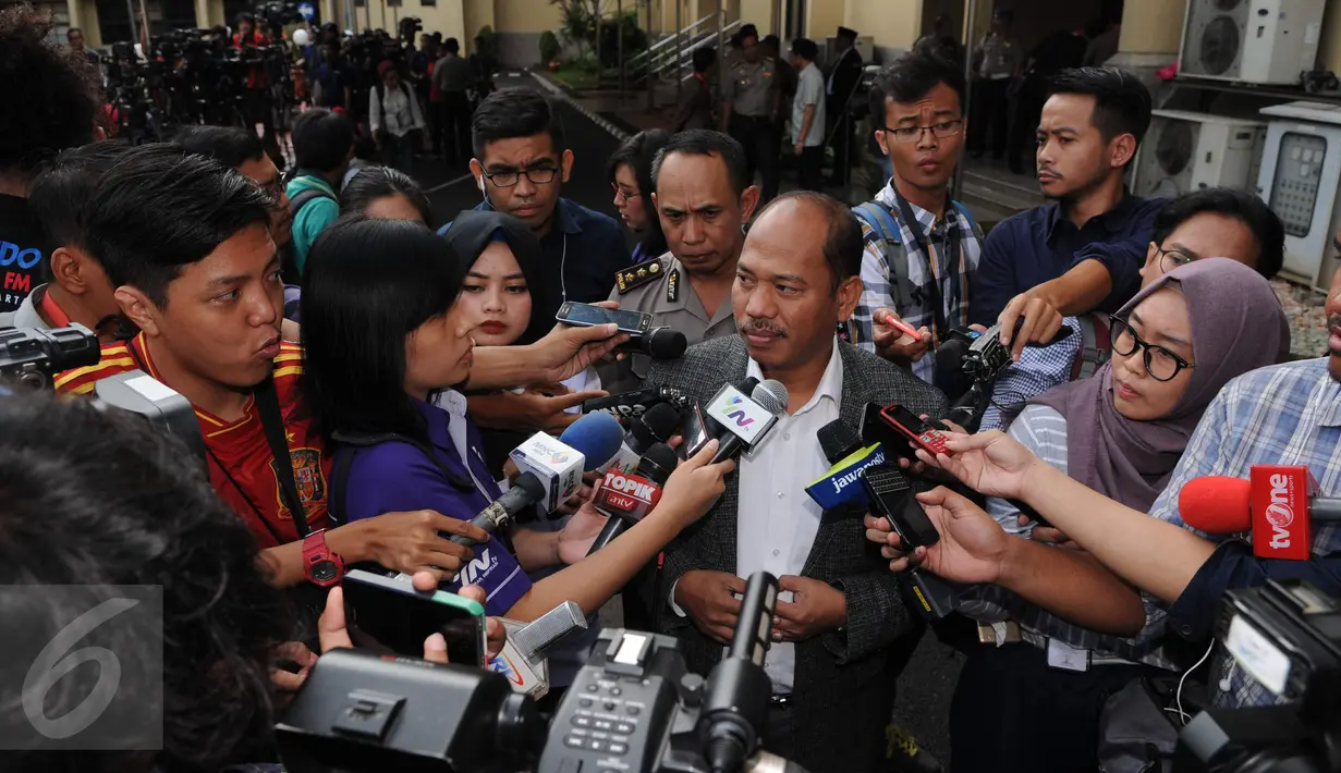 Ketua tim hukum Basuki Tjahaja Purnama, Sirra Prayuna menjawab pertanyaan awak media di Bareskrim Mabes Polri, Jakarta, Selasa (15/11). Sirra memastikan, hari ini Ahok tidak menghadiri gelar perkara kasus dugaan penistaan agama (Liputan6.com/Helmi Afandi)