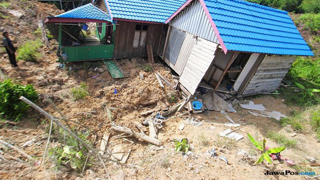 Kisah Pilu Penghuni Rumah Yang Kerap Bergeser Saat Hujan