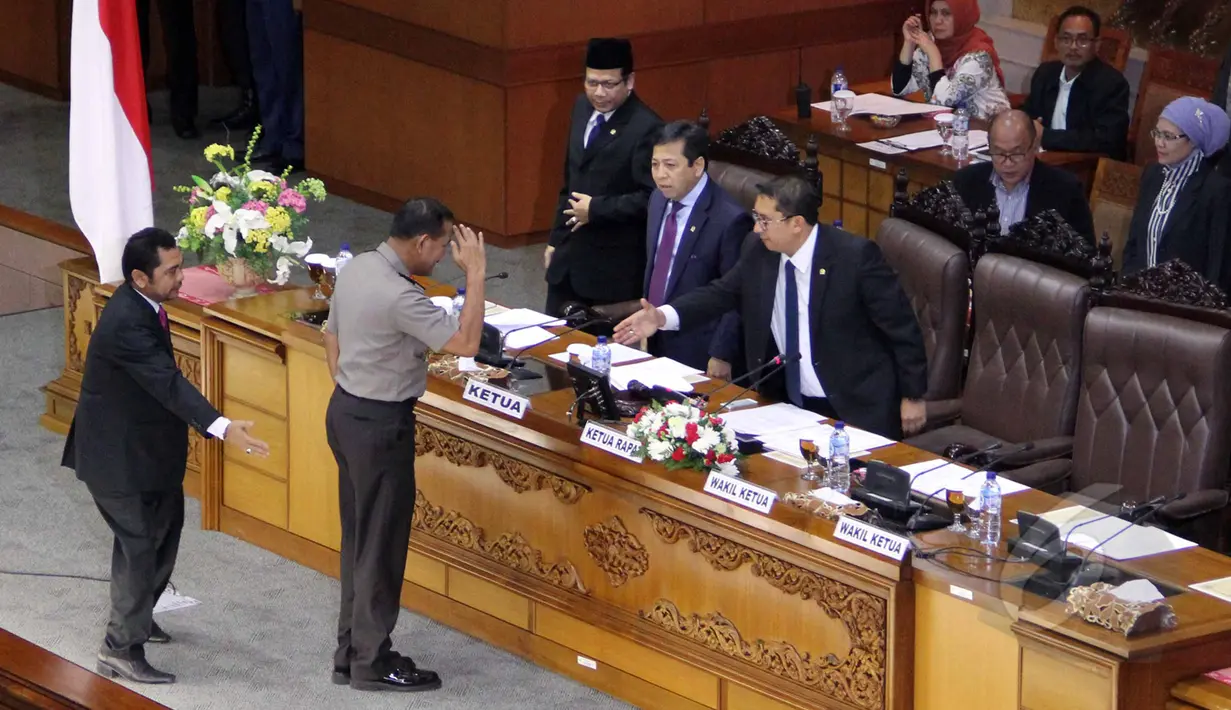 Komjen Pol Badrodin Haiti memberi hormat kepada para pimpinan DPR RI usai Sidang Paripurna penetapan Komjen Pol Badrodin Haiti sebagai Kapolri, Jakarta, Kamis (16/4/2015). (Liputan6.com/Helmi Afandi) 