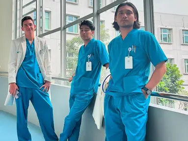 Series Sekotengs menampilkan empat aktor tampan Tanah Air yang bikin penonton tak sabar menantikan kelanjutan episodenya. Apalagi tayangan ini bergenre drama dan komedi, yang disukai oleh masyarakat Indonesia. Potret seru saat di belakang layar pun sukses mencuri perhatian. (Liputan6.com/IG/@giorgino_abraham)