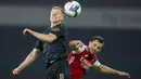 Gelandang Manchester City, Oleksandr Zinchenko dan bek Arsenal, Cedric Soares berebut bola pada laga perempatfinal Piala Liga Inggris di Emirates Stadium, Rabu (23/12/2020) dini hari WIB. Man City melenggang ke semifinal Piala Liga Inggris lewat kemenangan 4-1 atas Arsenal. (AP Photo/Frank Augstein)