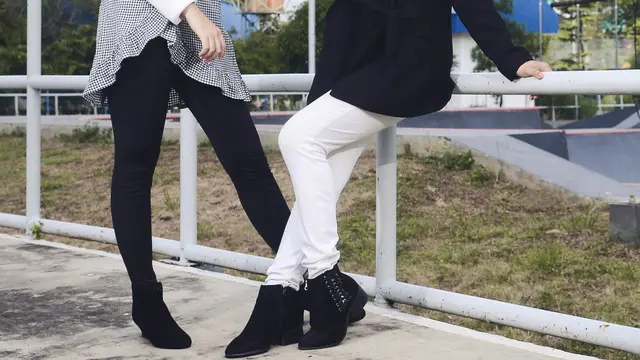 5 Gaya Mix n Match Dress dengan Boots, Bikin Penampilan Outstanding (3)