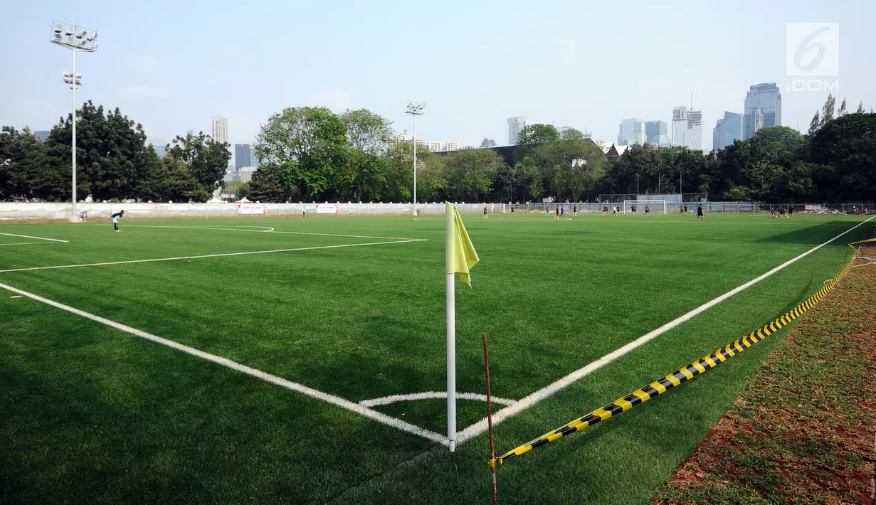 Tampilan dari salah satu sudut Lapangan C Senayan, kompleks Stadion Utama GBK, Jakarta, Selasa (12/9). Rencananya. Lapangan C Senayan akan menjadi tempat berlatih tim sepak bola saat pelaksanaan Asian Games 2018. (Liputan6.com/Helmi Fithriansyah)
