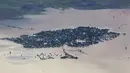 Pandangan udara memperlihatkan kondisi banjir yang merendam kawasan Kalay, Sagaing, Myanmar, Minggu (2/8/2015). Setidaknya 21 orang tewas akibat banjir yang melanda empat wilayah di Myanmar. (REUTERS/Soe Zeya Tun)