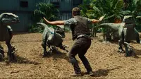 Chris Pratt dan Raptor dalam Jurassic World.