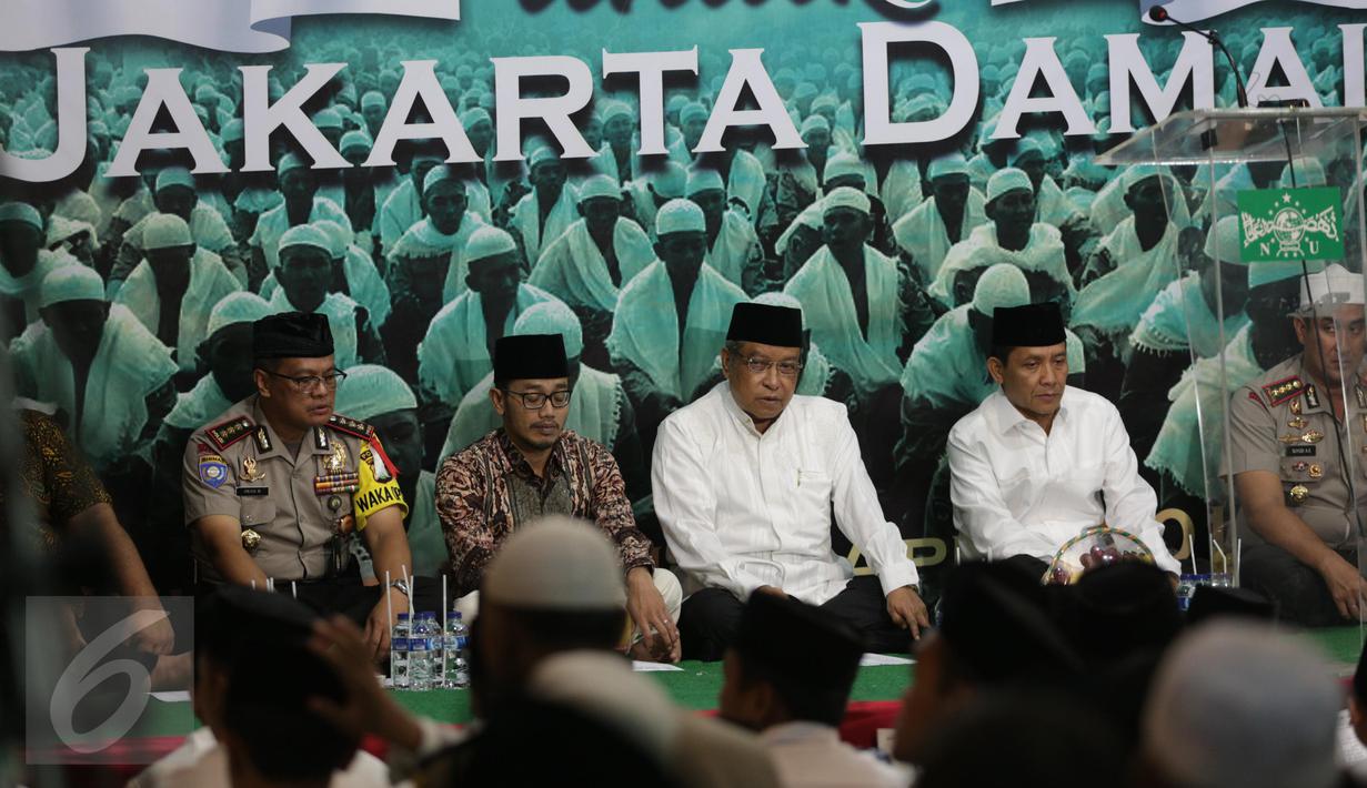 Ketua Umum PBNU KH. Said Aqil Siradj saat mengikuti Istighotsah untuk Jakarta Damai di Halaman PBNU, Jakarta, Jumat (7/4). Istighotsah digelar untuk mendoakan Jakarta Damai jelang Pilkada DKI Jakarta Putaran Kedua. (Liputan6.com/Faizal Fanani)