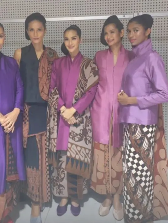 Paling menarik adalah penampilan dari Adinia Wirasti dan Maudy Koesnaedy. Keduanya membawakan koleksi batik rancangan Putri Pare Setiawati. Adinia tampil dengan kebaya berwarna ungu, sedangkan Maudy tampil ayu dengan kebaya bernuansa ungu, masing-masing dipadu kain batik serasi sebagai rok, Maudy juga menambahkan selendang yang membuat penampilannya semakin bak putri Jawa. [Foto: Instagram/adiniawrst]