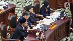 Menteri Koordinator Bidang Pembangunan Manusia dan Kebudayaan Muhadjir Effendy beserta Menteri Koordinator Perekonomian Airlangga Hartarto, Menteri Keuangan Sri Mulyani dan Menteri Sosial Tri Rismaharini (kiri ke kanan) saat menyampaikan kesaksiannya dalam sidang lanjutan sengketa Perselisihan Hasil Pemilihan Umum (PHPU) 2024 di Gedung Mahkamah Konstitusi (MK), Jakarta, Jumat (5/4/2024). (Liputan6.com/Angga Yuniar)