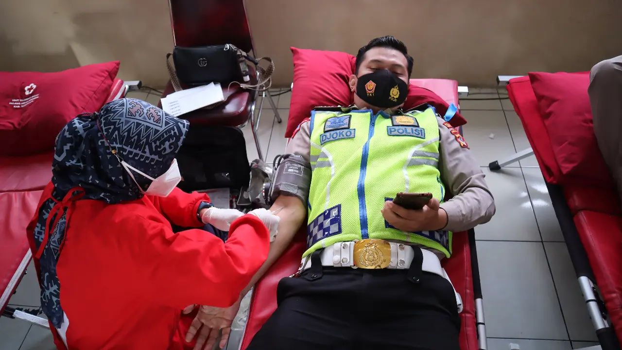 Salah seorang anggota lantas Polres Tasikmalaya, Jawab tengah melakukan aksi donor darah dalam HUT Lalu Lintas ke 66 tahun ini.