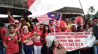 Suporter Malaysia Lempar Petasan ke Arah Pemain Timnas Indonesia 