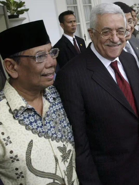 Presiden Palestina Mahmoud Abbas (kanan) bersama KH Hasyim Muzadi usai pertemuan organisasi muslim, Jakarta, Indonesia pada 23 Oktober 2007. Anggota Dewan Pertimbangan Presiden KH Hasyim Muzadi meninggal dunia di usia 73 tahun. (AP Photo/Tatan Syuflana)