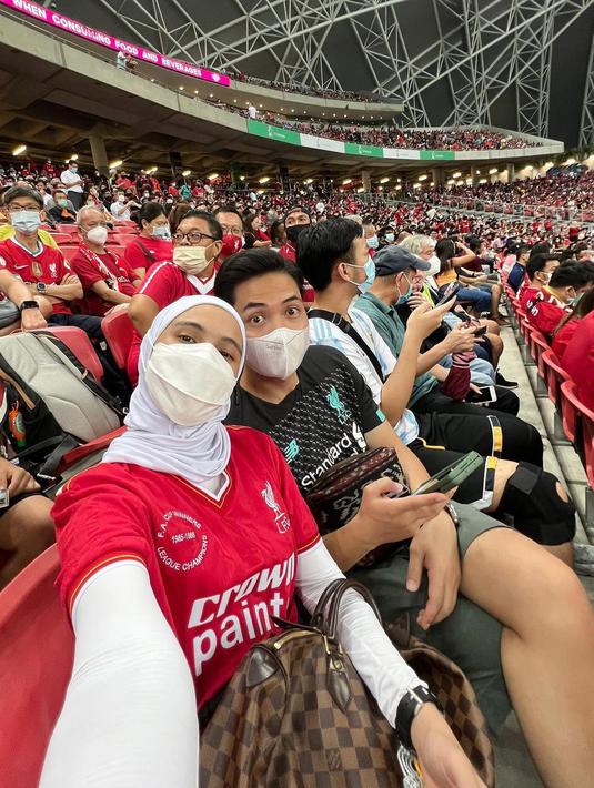 Nycta Gina dan Rizky Kinos asyik menghabiskan waktu nonton bola secara langsung antara Liverpool melawan Crystal Palace. (Foto: Instagram/@missnyctagina)
