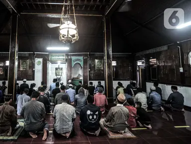 Jemaah saat menunaikan salat di Masjid Jami Al Alam, Cilincing, Jakarta, Kamis (22/4/2021). Tak banyak yang terjaga dari bangunan 'Tajuk' atau surau warisan Sunan Gunung Jati dan Raden Fatahillah ini. (merdeka.com/Iqbal S.Nugroho)