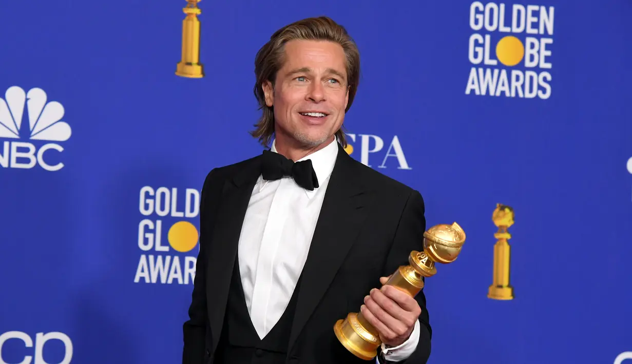 Aktor Brad Pitt berpose saat menghadiri Golden Globes 2020 di Beverly Hills, California, Amerika Serikat, Minggu (5/1/2020). Brad Pitt terpilih sebagai aktor pendukung terbaik di Golden Globes 2020 lewat perannya dalam film 'Once Upon a Time in Hollywood'. (Kevin Winter/Getty Images/AFP)