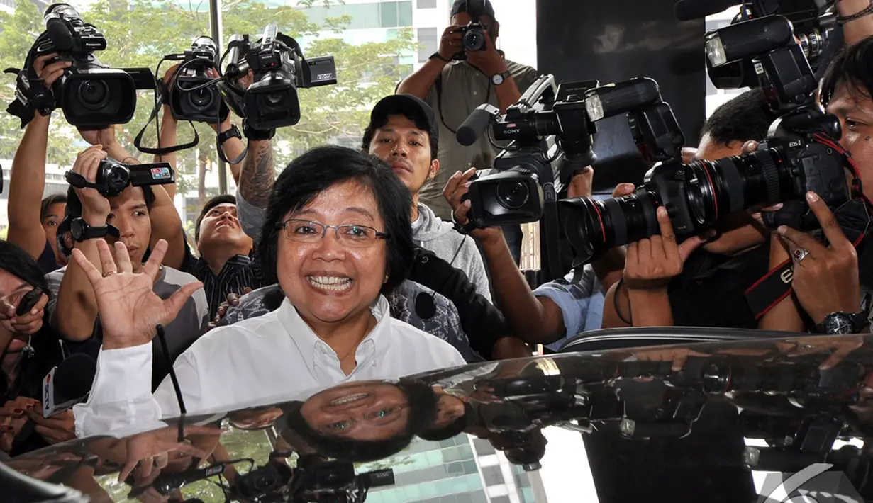   Menteri Lingkungan Hidup dan Kehutanan Siti Nurbaya melambaikan tangan kepada awak media usai konferensi pers di Gedung KPK, Jakarta, Jumat (7/11/2014) (Liputan6.com/Miftahul Hayat)