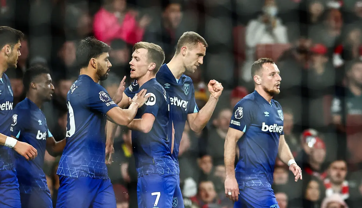 Pemain West Ham United, Tomas Soucek (kedua kanan) melakukan selebrasi setelah mencetak gol pertama timnya ke gawang Arsenal pada laga lanjutan Liga Inggris 2023/2024 di Emirates Stadium, London, Inggris, Jumat (29/12/2023) dini hari WIB. (AFP/Henry Nicholls)