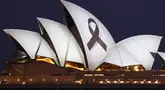 Pita hitam menerangi Gedung Opera Sydney sebagai bagian dari hari berkabung nasional, Senin (15/4/2024). (DAVID GRAY / AFP)