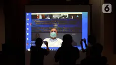 Wali Kota Medan nonaktif, Tengku Dzulmi Eldin mendengarkan Majelis Hakim membacakan vonis dalam sidang melalui video conference di Gedung KPK, Jakarta, Kamis (11/6/2020). Dzulmi Eldin terlibat dalam kasus dugaan menerima suap proyek dan jabatan pada Pemkot Medan tahun 2019. (merdeka.com/Dwi Narwoko)