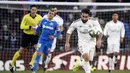 Bek Real Madrid, Dani Carvajal, mengejar bola saat melawan Getafe pada laga La Liga Spanyol di Stadion Col Alfonso Perez, Getafe, Sabtu (4/1). Getafe kalah 0-3 dari Madrid. (AFP/Oscar Del Pozo)