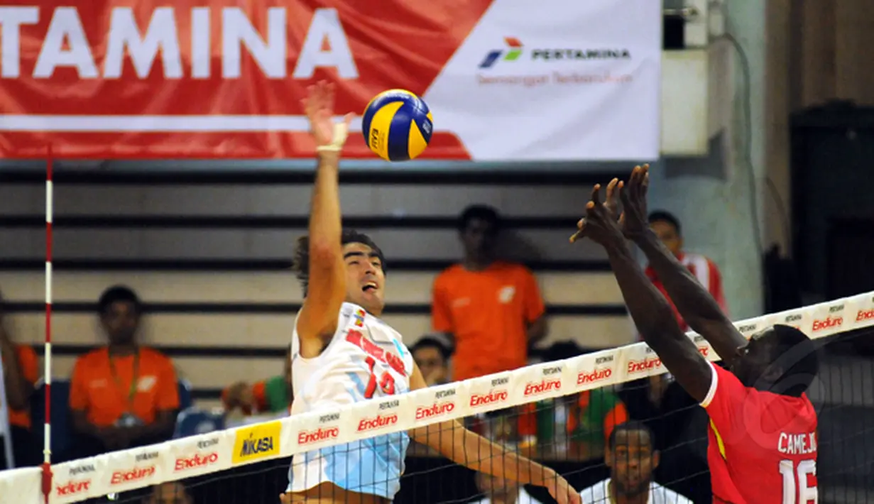 Pevoli putra Palembang Bank Sumsel, Rodrigo Santana (kiri) melakukan smesh saat laga melawan Jakarta Electric PLN di Pertamina Proliga 2015 di GOR Dome Balikpapan, (8/2/2015). Jakarta Electric PLN unggul 3-1. (Liputan6.com/Helmi Fithriansyah)