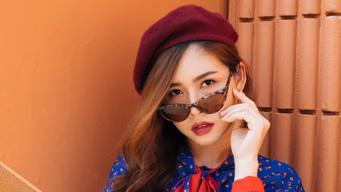 baju merah serius marah tidak tersenyum