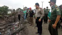Dandim 0620 Sumber Kabupaten Cirebon berjanji akan menindak tegas oknum TNI yang terlibat pembuangan limbah medis. Foto: (Panji Prayitno/Liputan6.com)