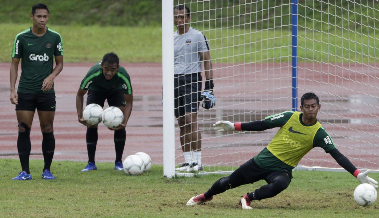 Kiper Timnas Indonesia U-22, Satria Tama, menepis bola saat latihan di Stadion Madya Senayan, Jakarta, Kamis (24/1). Latihan ini merupakan persiapan jelang Piala AFF U-22. (Bola.com/Yoppy Renato)