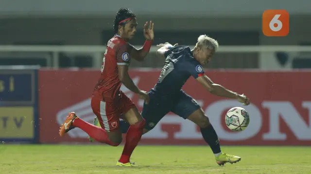 Foto: Baru Berjalan 4 Menit Pemain Arema FC Diganjar Kartu Merah saat Menghadapi PSM Makassar di Babak Pertama BRI Liga 1