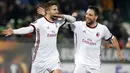 Pemain AC Milan, Fabio Borini (kiri) merayakan gol bersama rekannya Giacomo Bonaventura pada laga 32 besar Liga Europa di Ludogorets Arena, Razgrad, Bulgaria, (15/2/2018). AC milan menang 3-0. (AP Photo)