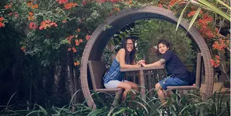 Sejak resmi menikah pada awal Juni 2016 silam, kemesraan pasangan Aming dan istri, Evelyn Nada Anjani sering membuah iri netizen. Saat pasangan ini menikah, keduanya selalu menjadi pergunjingan dalam dunia maya maupun masyarakat.(Instagram/psychodiva2016)