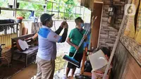 Petugas PLN memeriksa kWh meter listrik usai banjir melanda perumahan Ciledug Indah, Tangerang Baten, Senin (21/2/2021). Petugas PT PLN (Persero) mulai mendatangi tiap-tiap rumah di seluruh Indonesia untuk memeriksa kWh meter listrik prabayar. (Liputan6.com/Angga Yuniar)