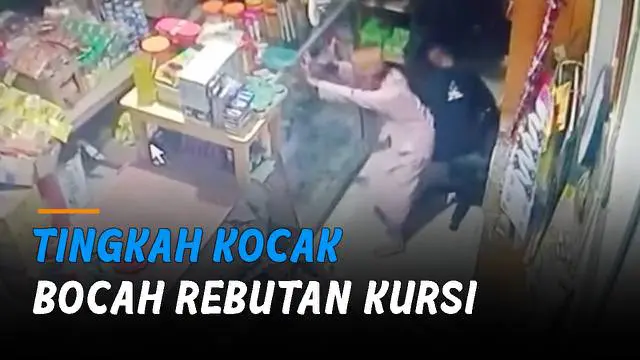 VIDEO: Bocah Rebutan Kursi, Etalase Kaca Warung Hingga Jatuh