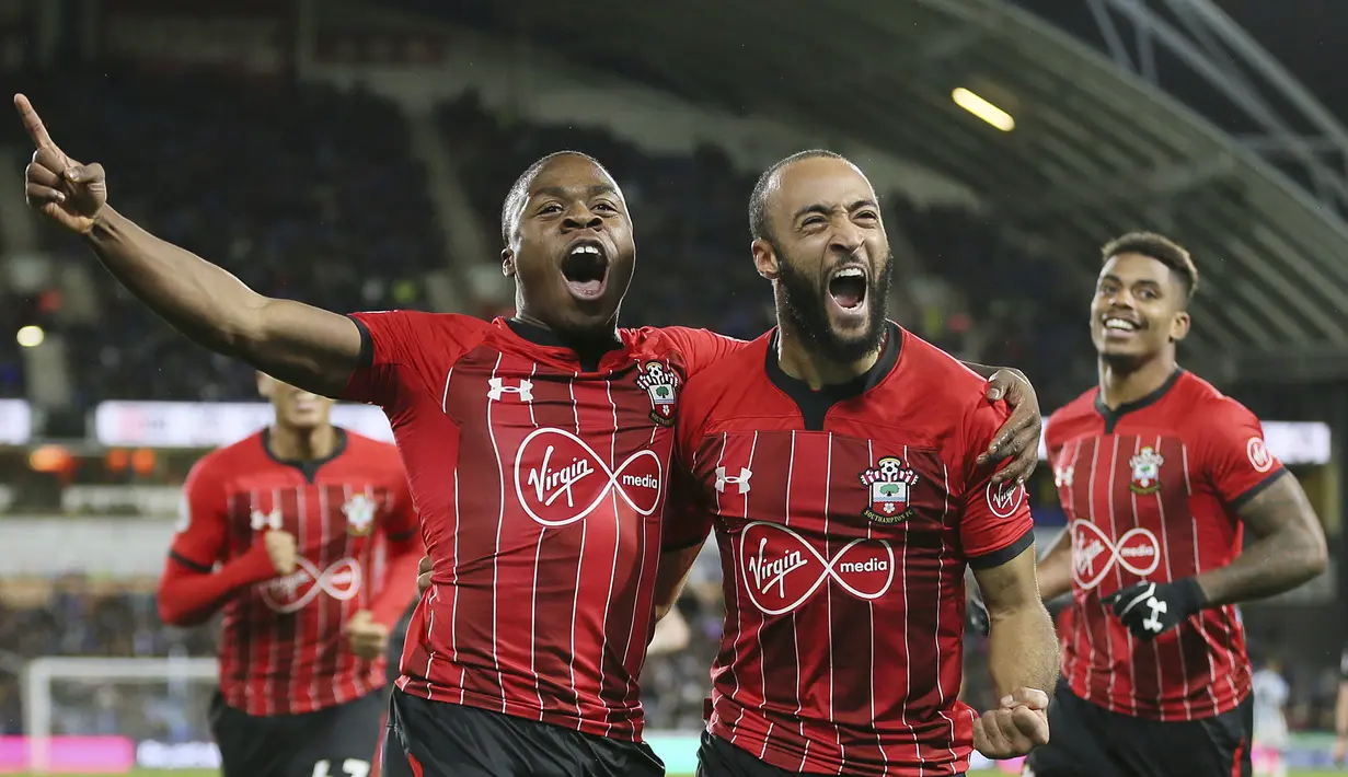 Pemain Southampton, Michael Obafemi, melakukan selebrasi usai membobol gawang Huddersfield Town pada laga Premier League di Stadion John Smith, Sabtu (22/12). Southampton menang 3-1 atas Huddersfield Town. (AP/Richard Sellers)