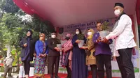 Wali Kota Depok, Mohammad Idris memberikan bibit cabai kepada KWT Kota Depok. (Liputan6.com/Dicky Agung Prihanto)