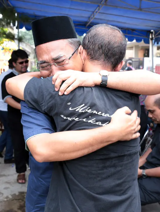 Suasana kediaman alm. Leo dipenuhi dengan para pelayat yang datang, baik itu kerabat dan sahabat terdekat untuk turut berbelasungkawa atas kepergian Leo selamanya. (Deki Prayoga/Bintang.com)