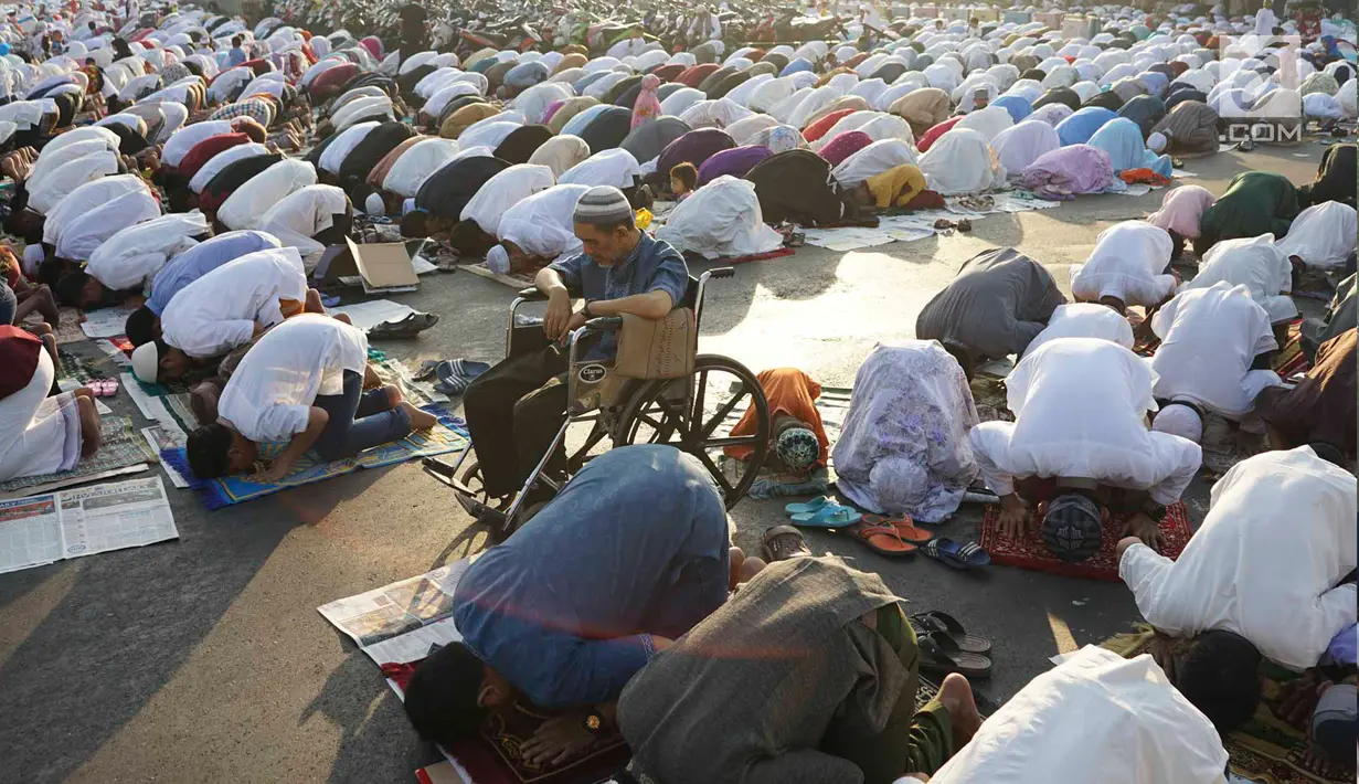 Warga melaksanakan salat Id di kawasan persimpangan Pasar Senen, Jakarta, Rabu (5/6/2019). Hari Raya Idul Fitri 1440 H dirayakan berbagai umat Muslim di seluruh Indonesia dan dunia. (Liputan6.com/Immanuel Antonius)