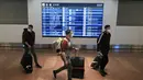Wisatawan asing tiba di Bandara Internasional Haneda, Tokyo, Selasa (11/10/2022). Berbeda dengan banyak negara, masker wajah tetap digunakan hampir oleh seluruh masyarakat di Jepang, meskipun saat ini tidak ada kewajiban hukum untuk menggunakannya. (AP Photo/Eugene Hoshiko)