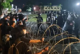 Ratusan orang menggelar aksi unjuk rasa di depan Markas Kepolisian Daerah Daerah Istimewa Yogyakarta (Mapolda DIY), Selasa (24/02/2026) malam. (Liputan6.com/Hendro Ary Wibowo)