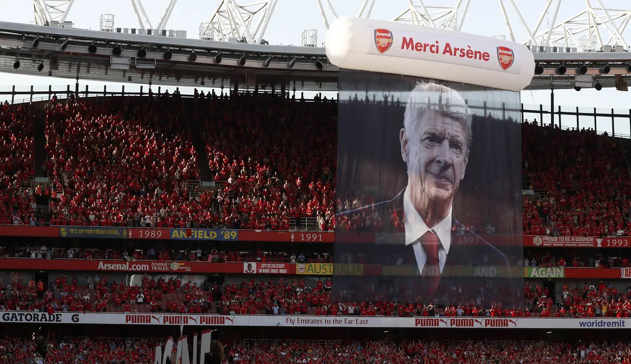 Foto pelatih Arsenal, Arsene Wenger, terpampang di tribun penonton saat perpisahan di Stadion Emirates (6/5/2018). Selama 22 tahun membesut Arsenal, Wenger telah mempersembahkan 17 gelar dan 704 Kemenangan. (AFP/Adrian Dennis)